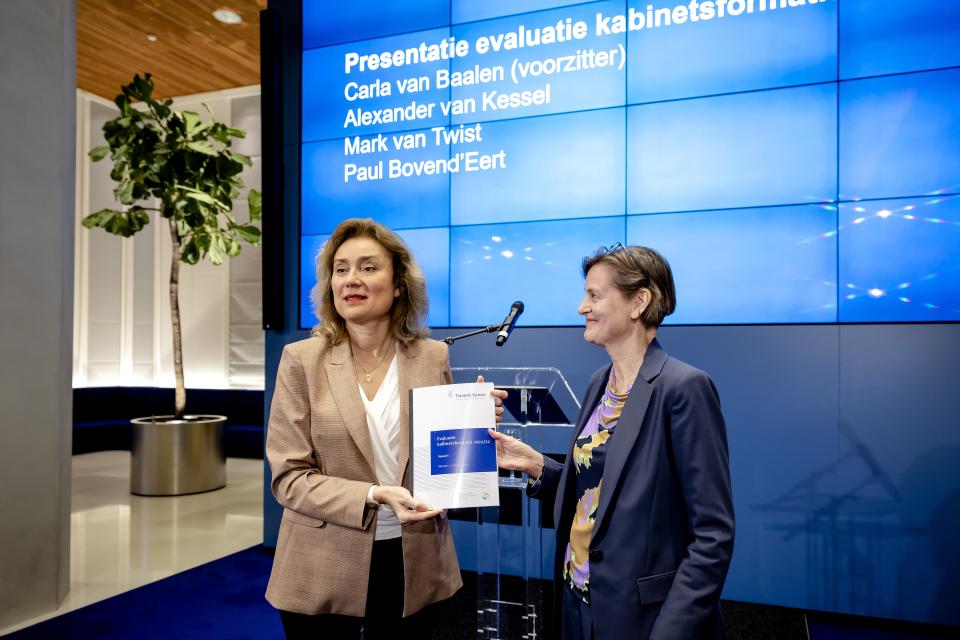 Kamervoorzitter Vera Bergkamp ontvangt het rapport uit handen van commissievoorzitter Carla van Baalen