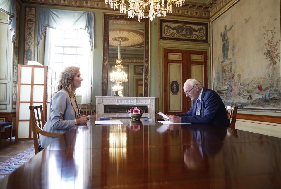 Vera Bergkamp en Johan Remkes zitten tegenover elkaar aan een lange tafel