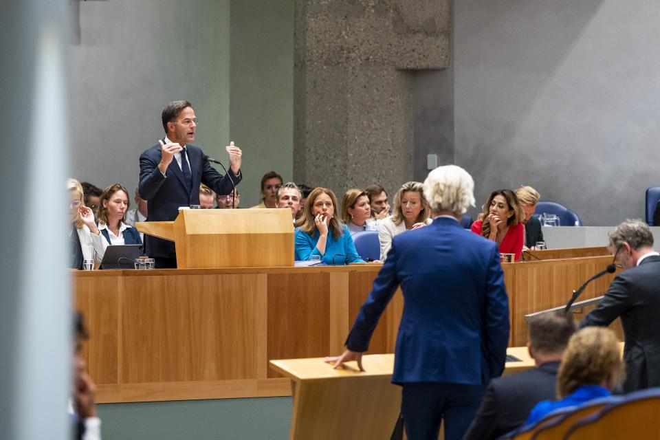 Mark Rutte staat bij het spreekgestoelte en geeft antwoord op vragen van politici tijdens de Algemene Politieke Beschouwingen