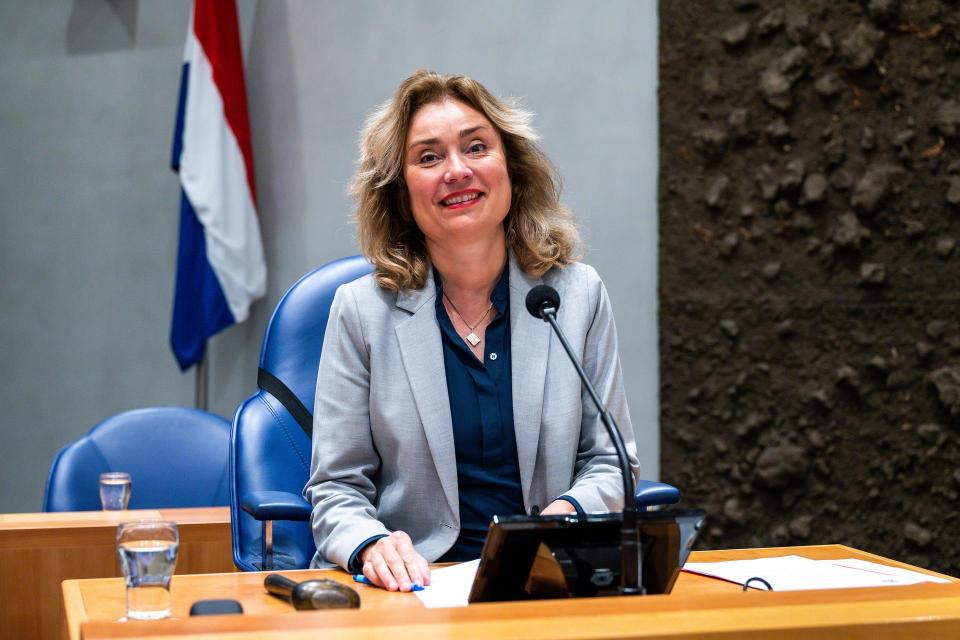 Tweede Kamervoorzitter Vera Bergkamp zit in de plenaire zaal
