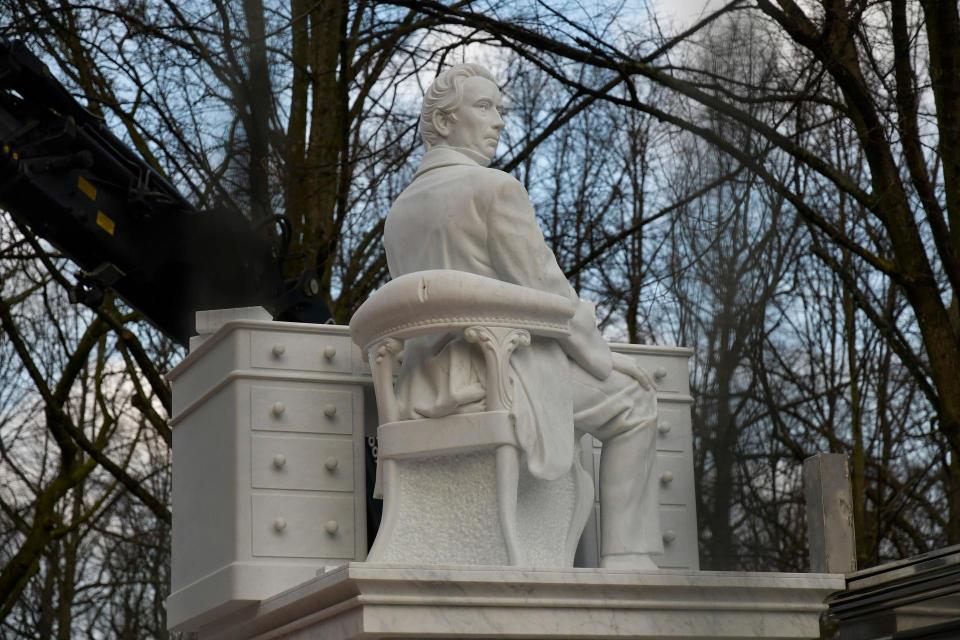 Een marmeren beeld van Thorbecke, zittend achter zijn bureau