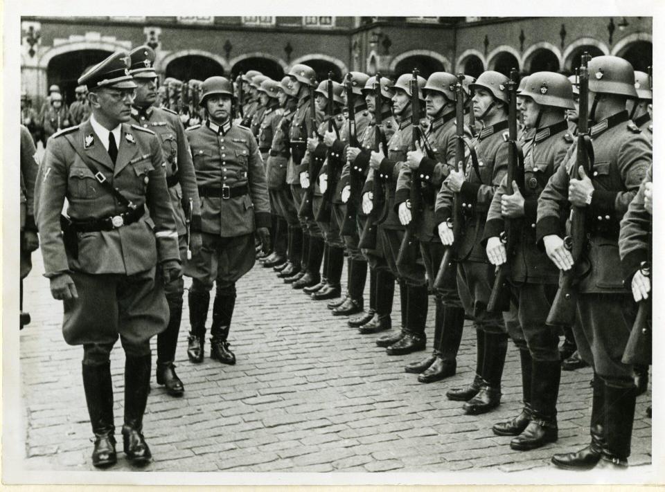 Seyss-Inquart inspecteert Duitse soldaten op het Binnenhof