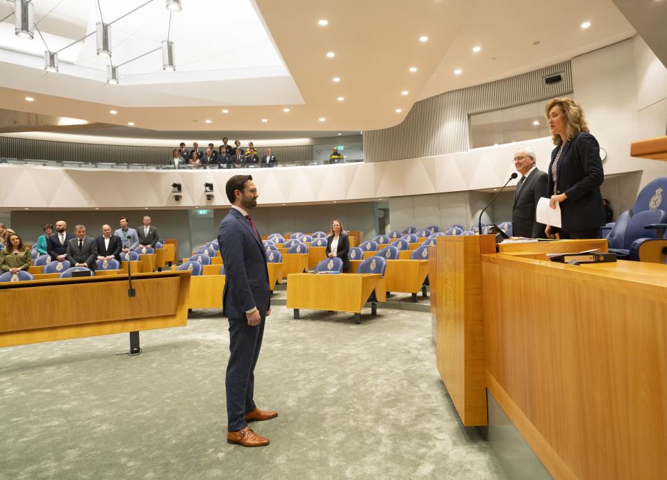Ernst Boutkan staat in de plenaire zaal tegenover Kamervoorzitter Bergkamp die hem toespreekt