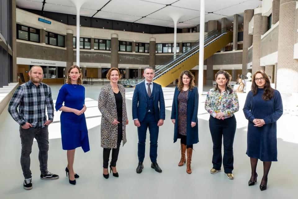 De leden van de Parlementaire enquêtecommissie aardgaswinning Groningen staan in de Statenpassage op een rij.