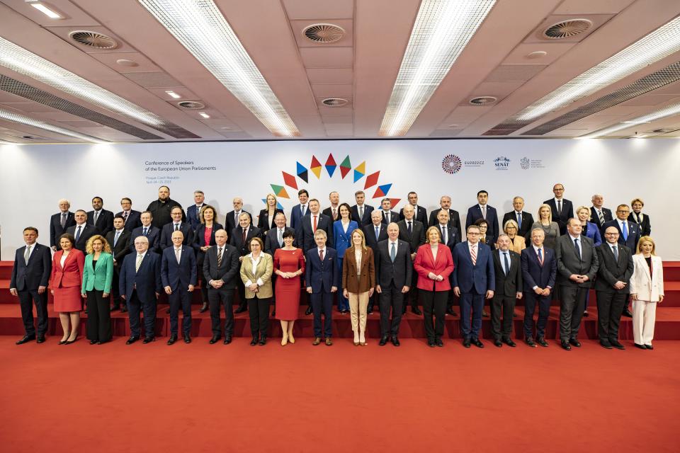 Groepsfoto waarbij voorzitters van de parlementen in de Europese Unie naast elkaar staan
