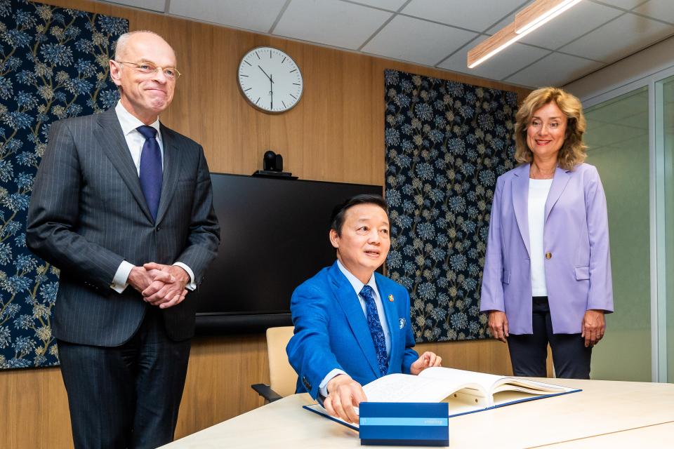 Vice-premier van Vietnam, dhr. Tran Hong Ha op bezoek bij de Tweede Kamer. Links van hem tijdelijk voorzitter van de Eerste Kamer, Jan Anthonie Bruijn. Recht van hem voorzitter van de Tweede Kamer, Vera Bergkamp.