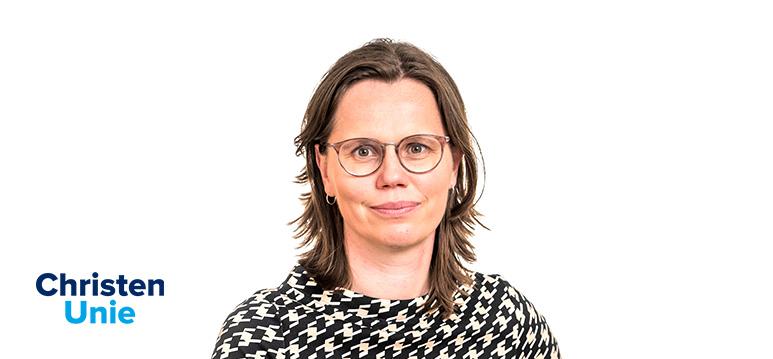 Portretfoto Mirjam Bikker met partijlogo ChristenUnie