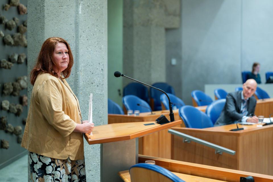 Muriel van der Draaij-van der Veen, initiatiefneemster van het burgerinitiatief spreekt in de plenaire zaal. Minister van VWS, Ernst Kuipers luistert naar haar verhaal.