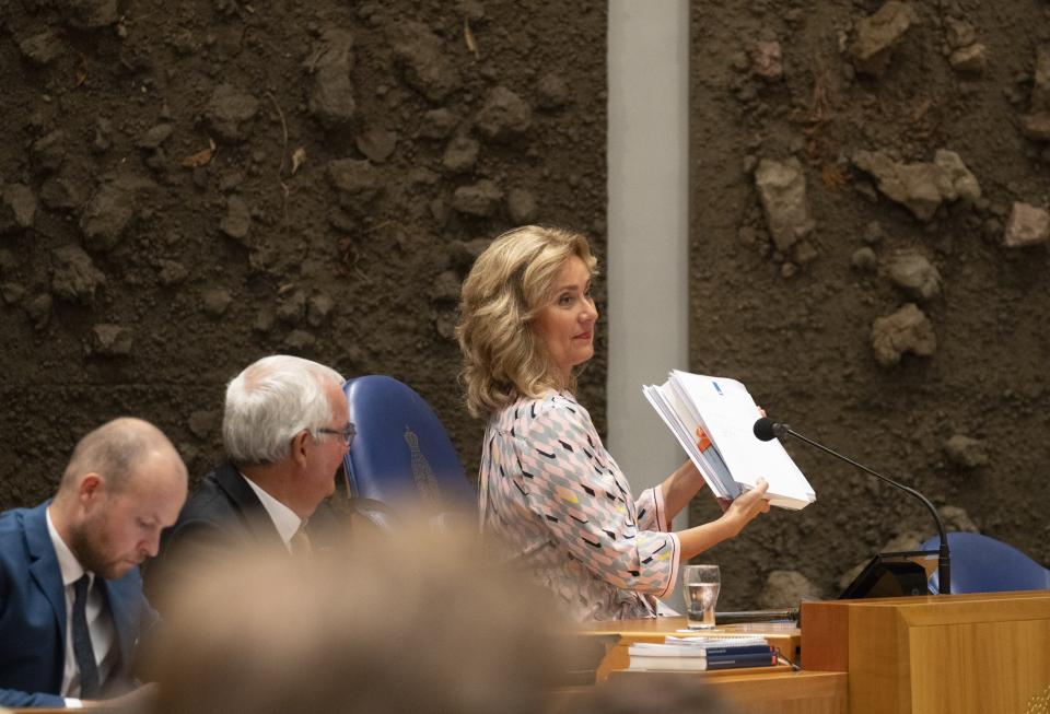 Kamervoorzitter Vera Bergkamp houdt de Miljoenennota en de rijksbegroting omhoog die ze zojuist via een bode van demissionair minister Sigrid Kaag van Financiën aangeboden heeft gekregen.   