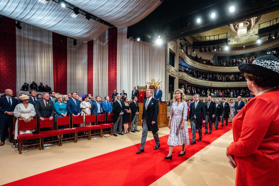 Koning Willem-Alexander en Kamervoorzitter Vera Bergkamp lopen over de rode loper in de Koninklijke Schouwburg, waar de Koning de troonrede gaat voorlezen.