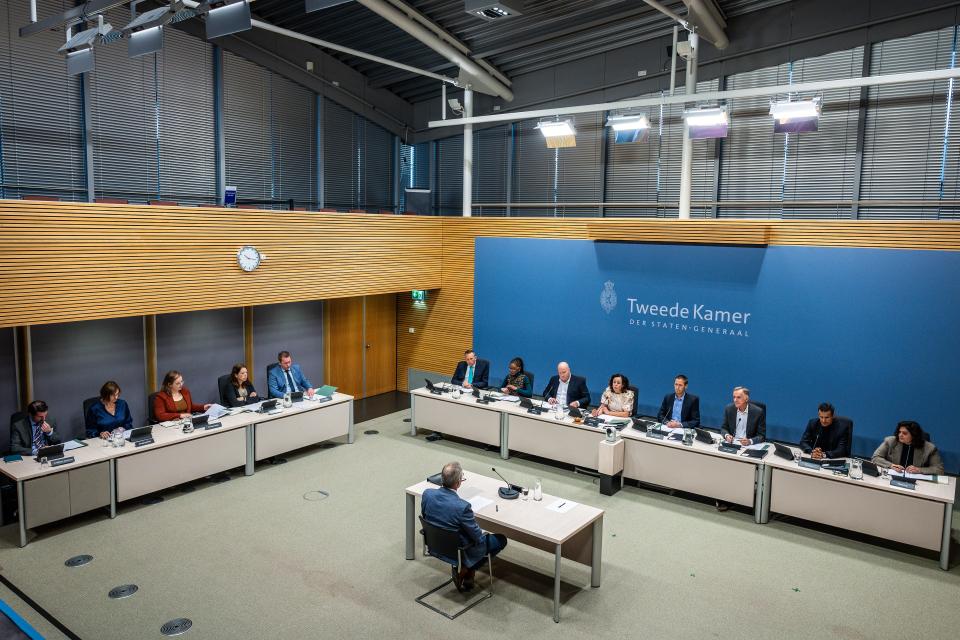 De commissieleden in de enquêtezaal tijdens het verhoor op vrijdag 22 september met Herman Rottier. V.l.n.r.: Evert Jan Slootweg (CDA), Sylvana Simons (Bij1), Thierry Aartsen (VVD), Salima Belhaj (D66, voorzitter), Michiel van Nispen (SP, vicevoorzitter), Lammert van Raan (PvdD), Farid Azarkan (Denk) en Senna Maatoug (GroenLinks).