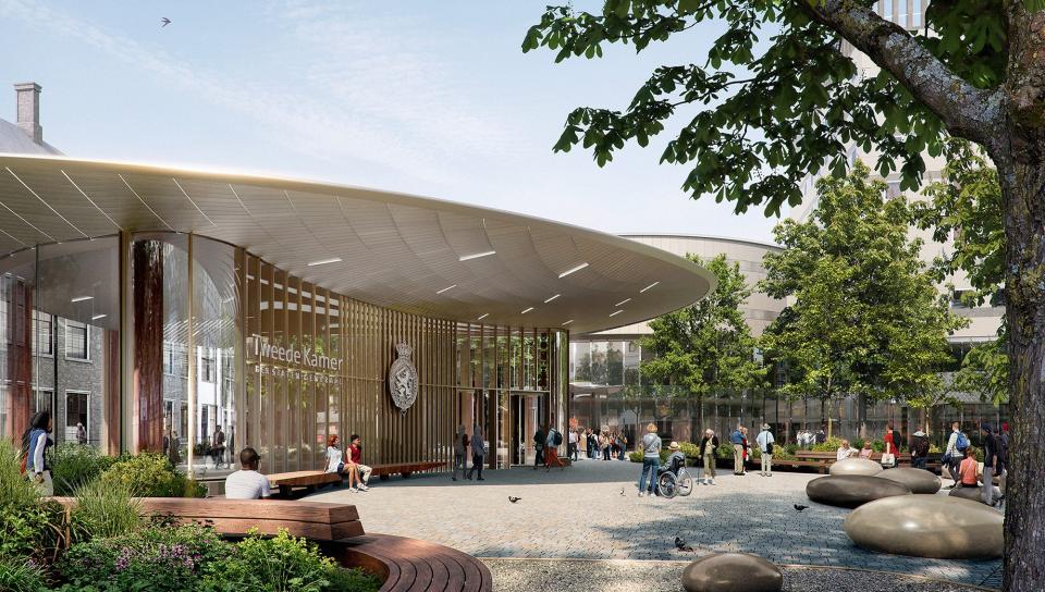 Het plein voor de nieuwe publieksentree is ruim, toegankelijk en voorzien van groen en bankjes.