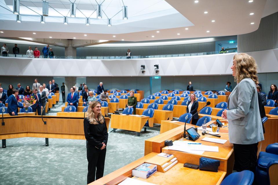 Carline van Breugel staat tijdens haar beëdiging voor Kamervoorzitter Vera Bergkamp in de plenaire zaal.