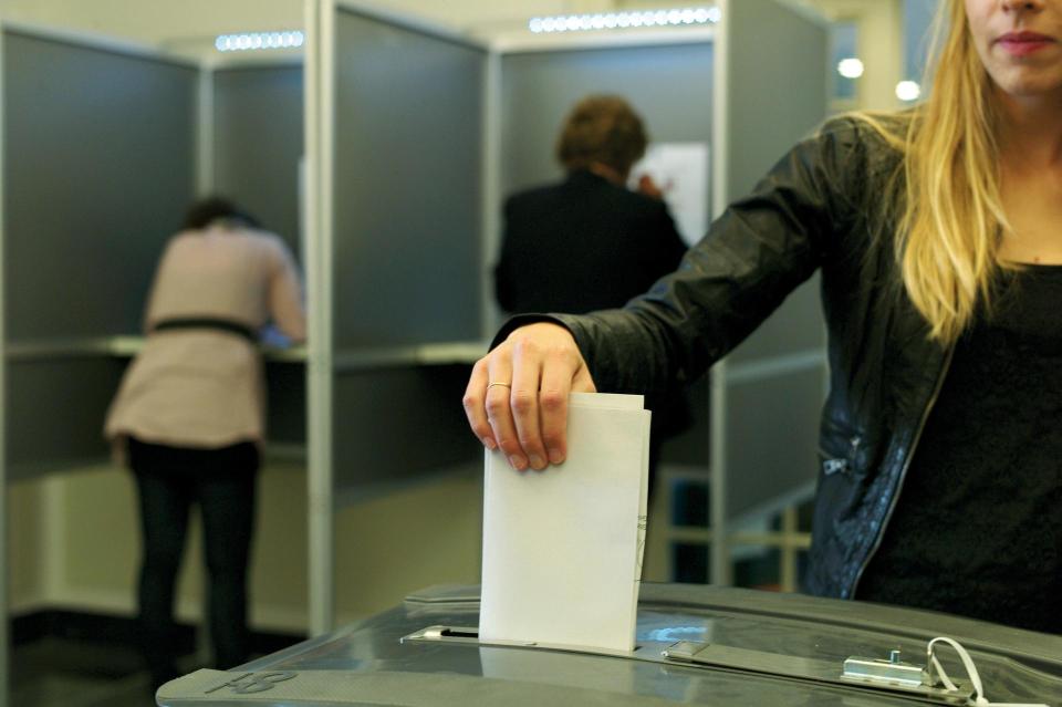 Een vrouw doet haar stem in de stembus