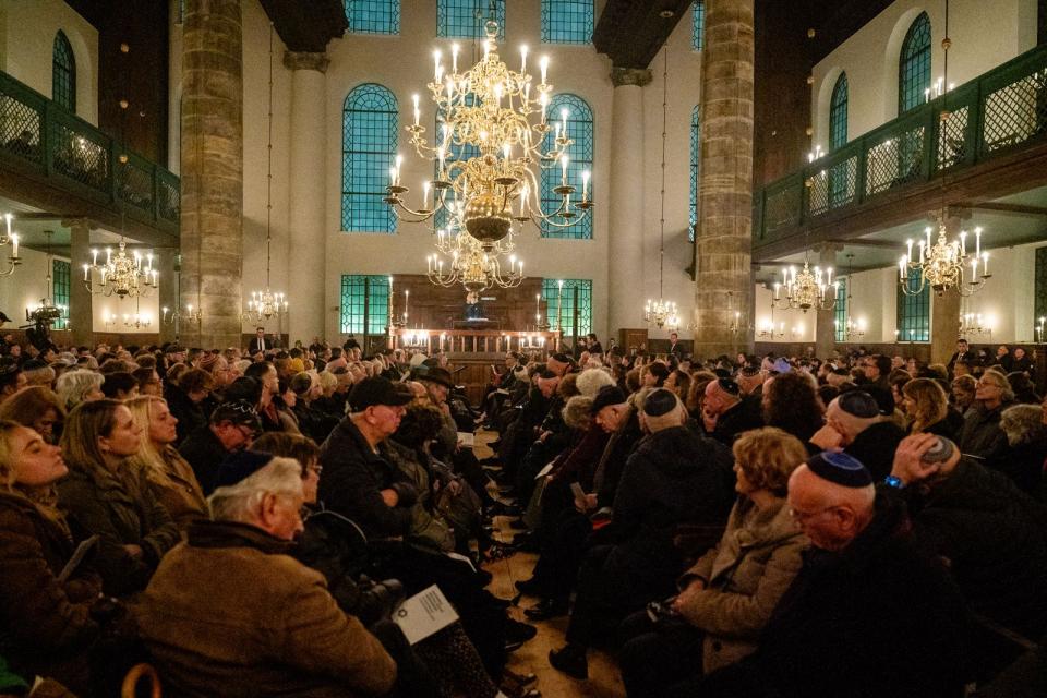Portugese Synagoge in Amsterdam. Toeschouwers luisteren in de Portugese Synagoge te Amsterdam naar een spreker tijdens de herdenking van de Kristallnacht.