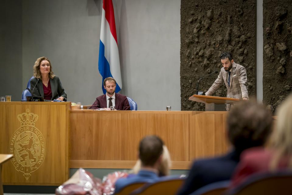Kamerlid Ulysse Ellian rechts achter het spreekgestoelte voor Kamerleden in de plenaire zaal. Links Kamervoorzitter Vera Bergkamp.  