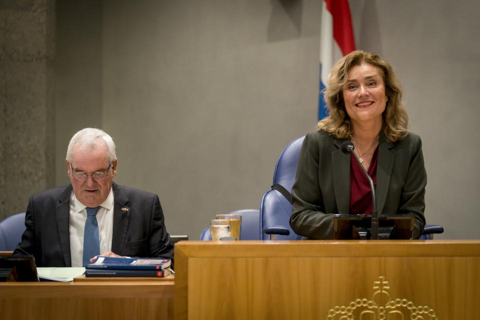 Waarnemend Griffier Geert Jan Hamilton en Kamervoorzitter Vera Bergkamp in de plenaire zaal.