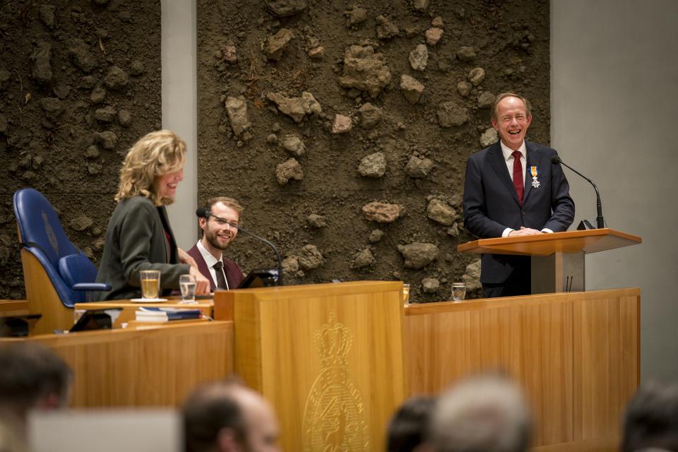 Kees van der Staaij en Voorzitter Vera Bergkamp lachen voluit tijdens de afscheidsspeech van Kees van der Staaij in de plenaire zaal.