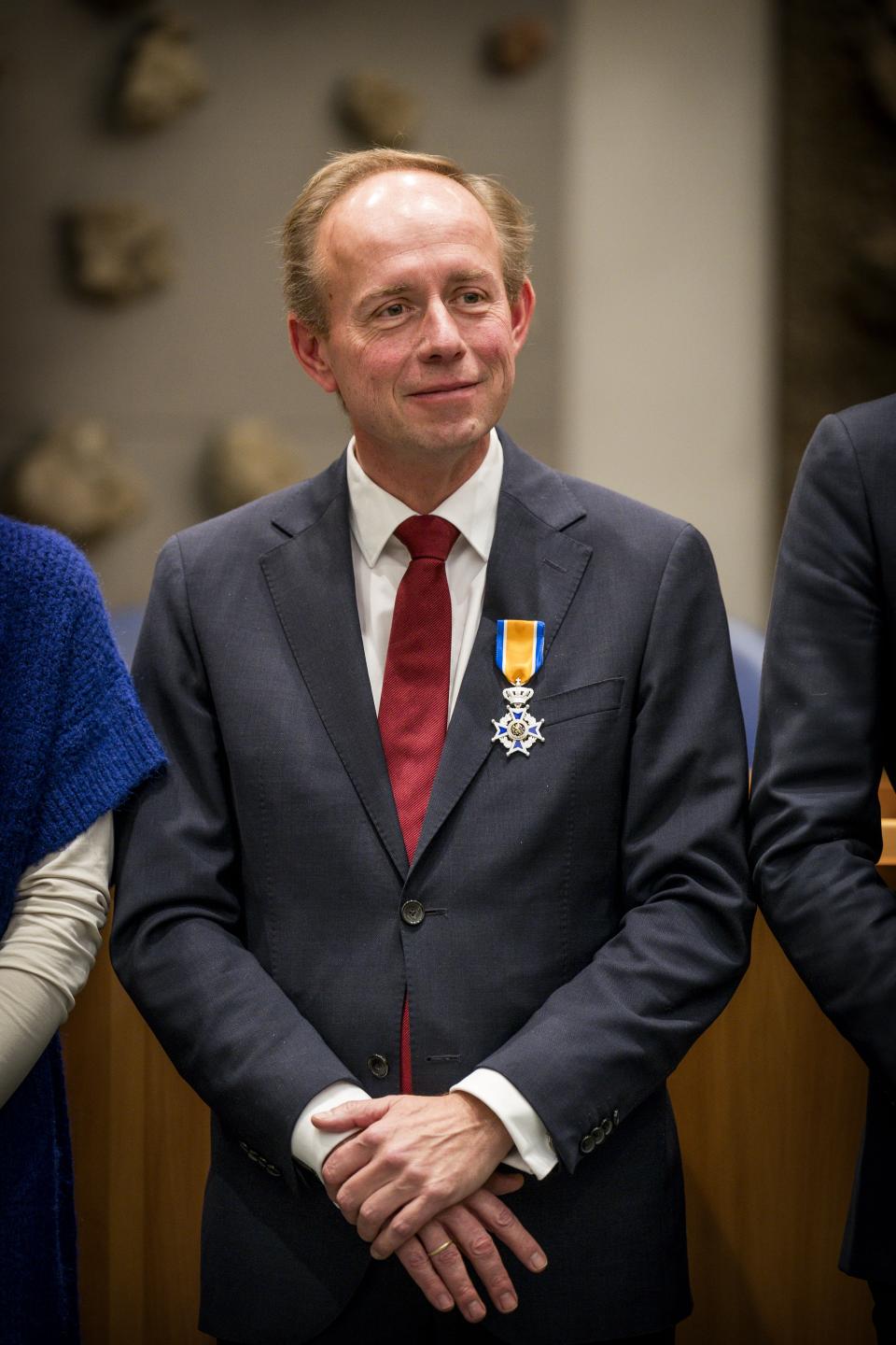 Kamerlid Kees van der Staaij met koninklijke onderscheiding opgespeld.