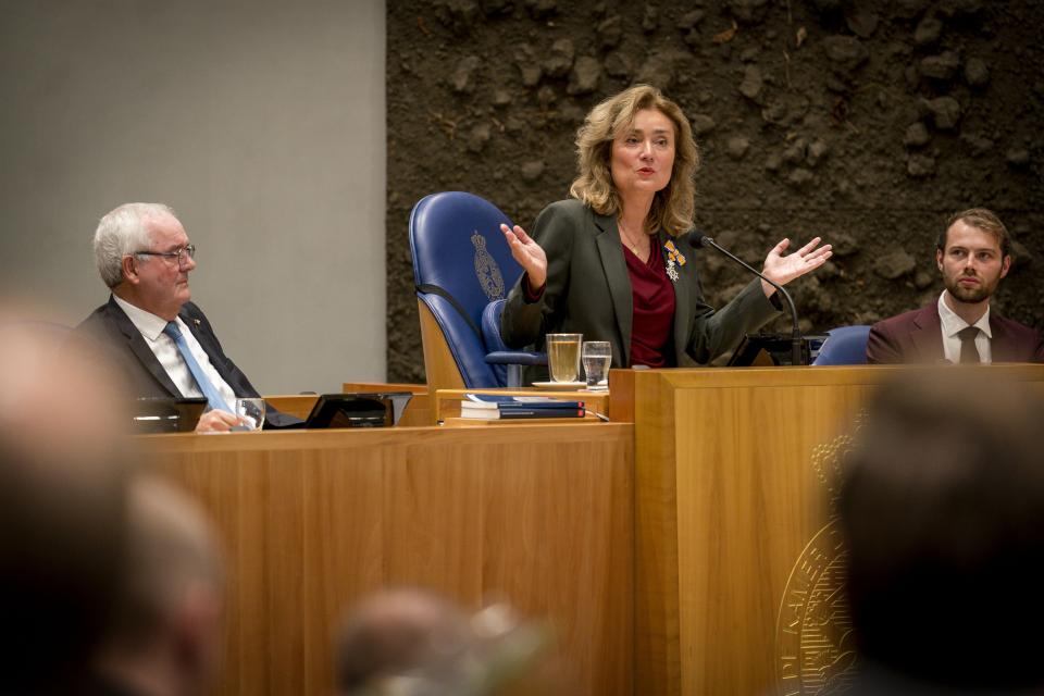 Waarnemend griffier Geert Jan Hamilton en Kamervoorzitter Vera Bergkamp.