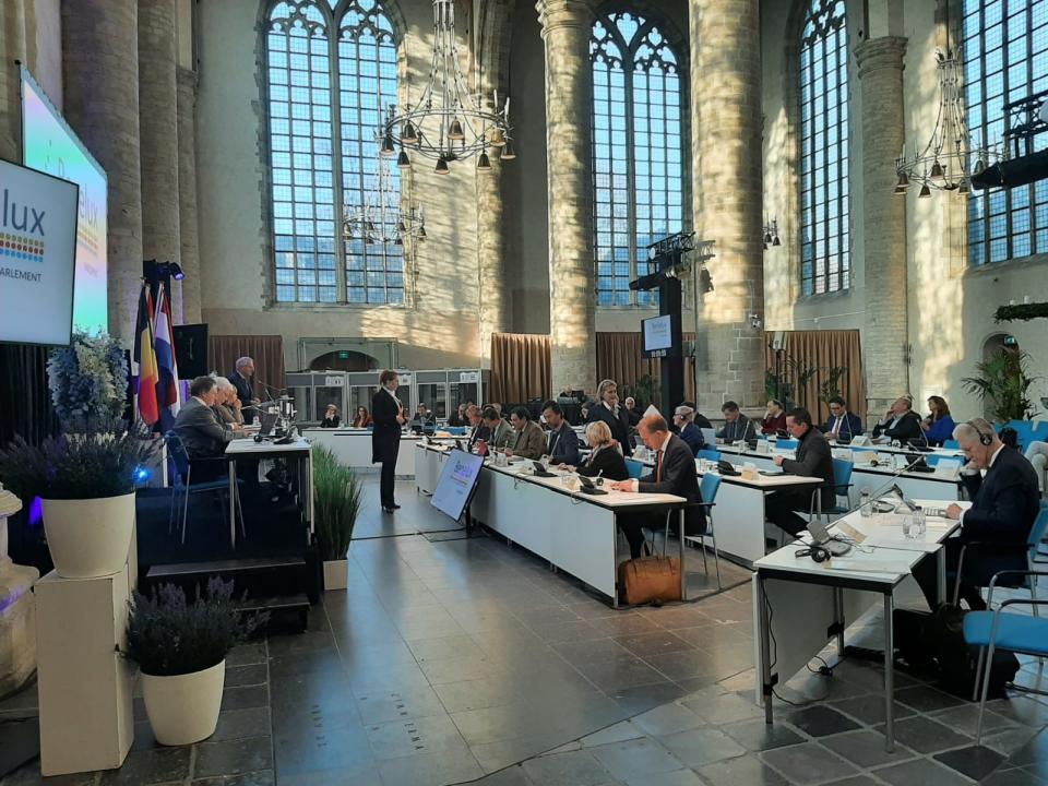 Afgevaardigden van het Benelux Parlement zitten bij elkaar in een kerk in Middelburg.