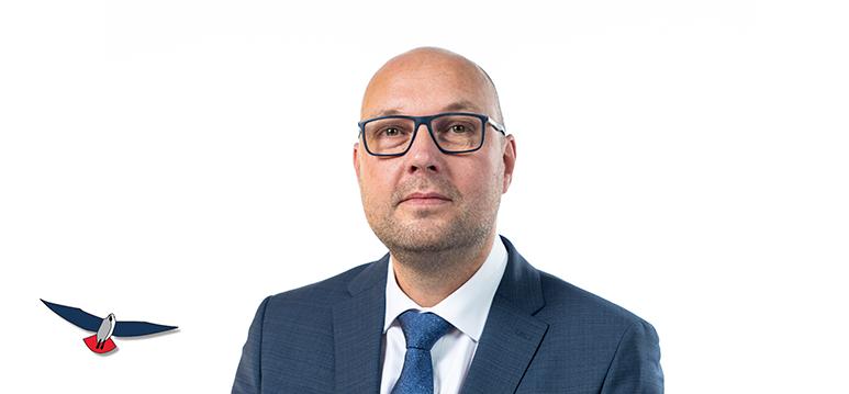 Portretfoto van René Claassen met partijlogo PVV