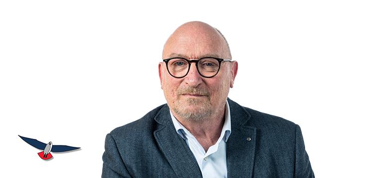 Portretfoto Peter van Haasen met partijlogo PVV