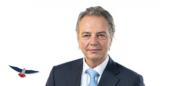 Portretfoto Barry Madlener met partijlogo PVV