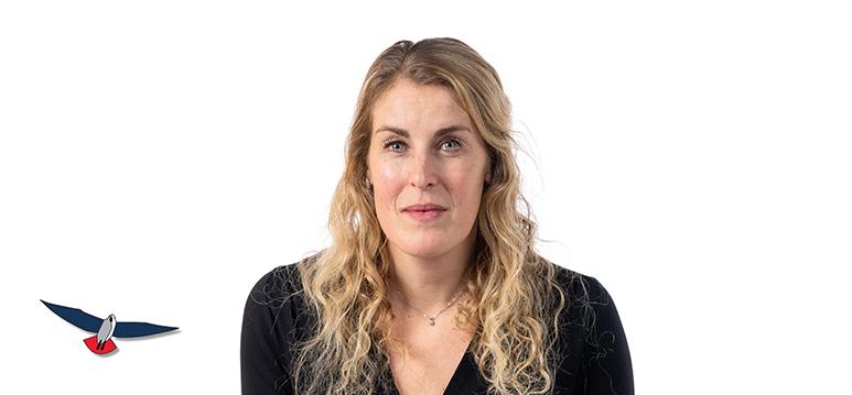 Portretfoto Vicky Maeijer met partijlogo PVV