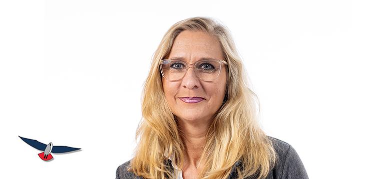 Portretfoto Rachel van Meetelen met partijlogo PVV