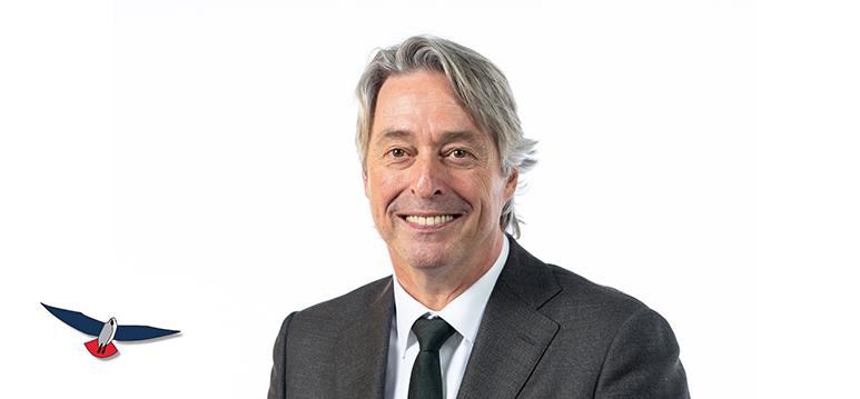 Portretfoto Edgar Mulder met partijlogo PVV