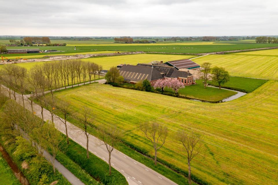 Luchtfoto van boerderij met akkers en grasland