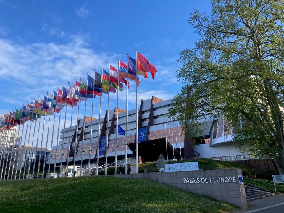 Het gebouw van de Raad van Europa in Straatsburg. Het Palais de l'Europe is de hoofdzetel van de Raad va Europa. Voor de ingang van het gebouw is een rij vlaggen te zien van de lidstaten.