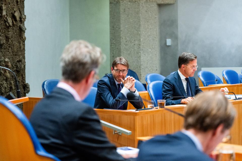 Minister van Financiën Steven van Weyenberg en minister-president Mark Rutte zitten in vak K in de plenaire zaal. 