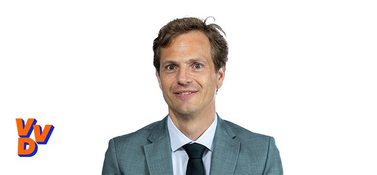 Portretfoto Martijn Buijsse met partijlogo VVD