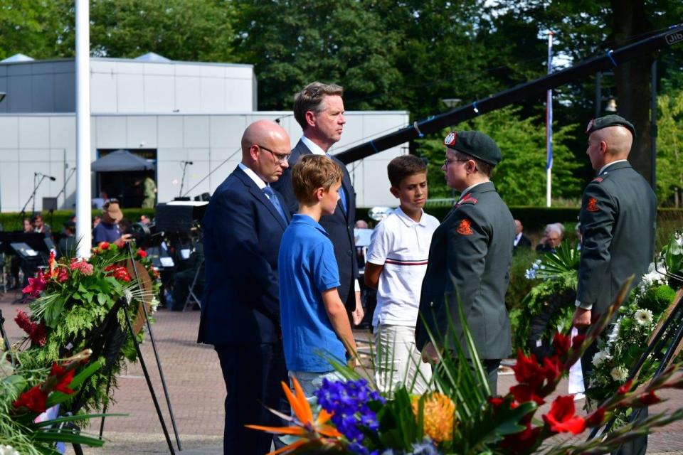 Voorzitter Martin Bosma met Eerste Kamerlid Alexander van Hattem staan voor een krans tijdens de herdenking, ook staan er andere mensen op de foto