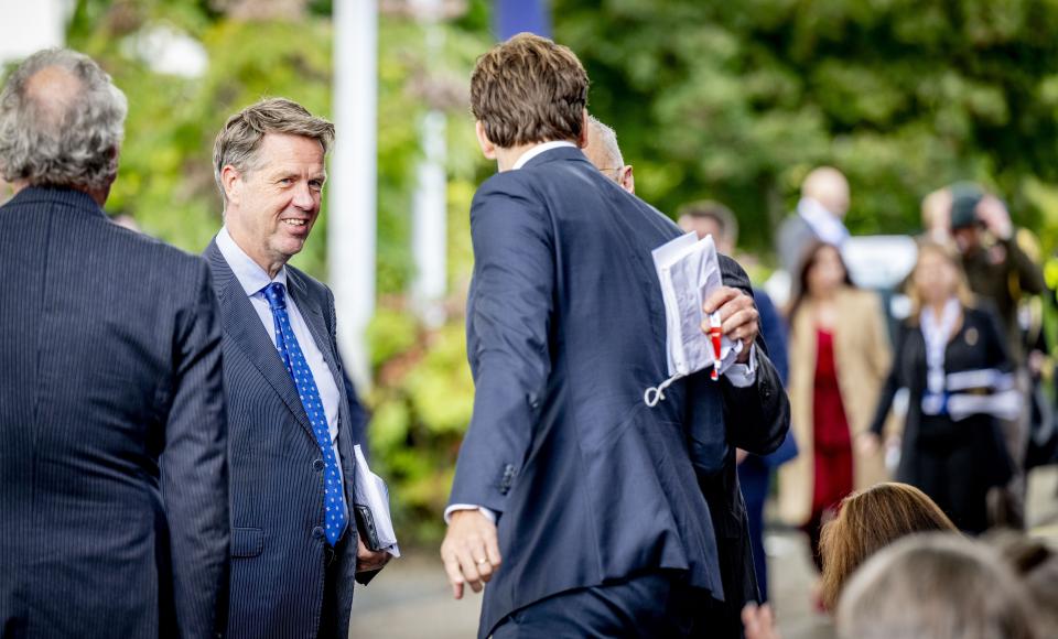 Voorzitter Martin Bosma met andere mensen om hem heen. Op de achtergrond bomen.