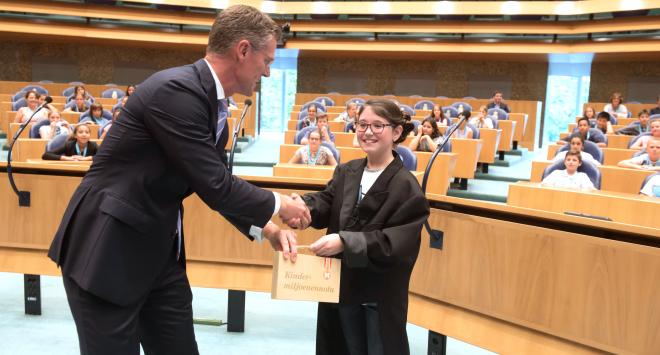 'Minister' Jade overhandigt het koffertje met de miljoenennota aan VVD-Tweede Kamerlid Pieter Duisenberg