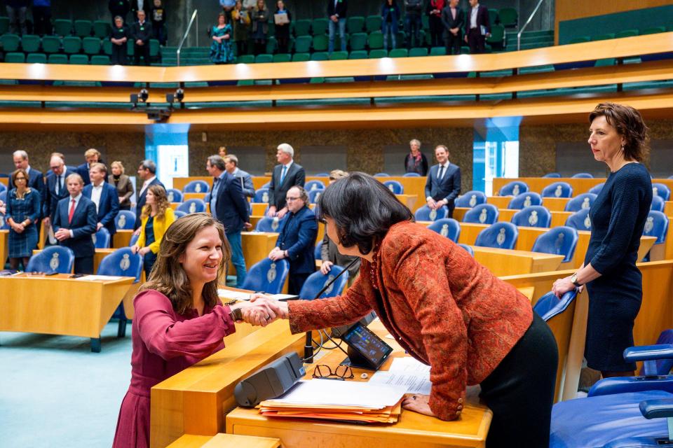 Eva van Esch wordt gefeliciteerd door Voorzitter Khadija Arib 
