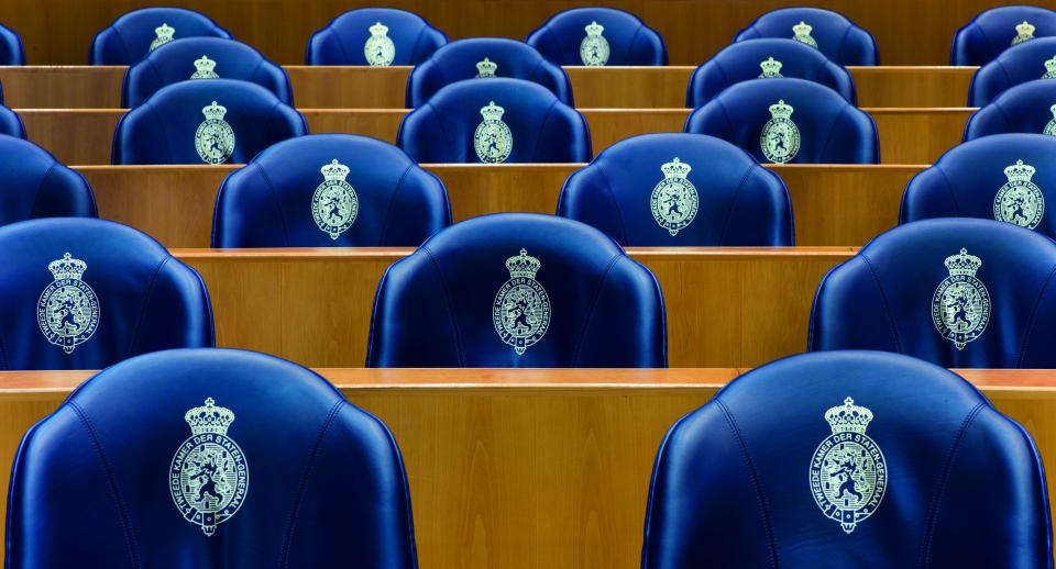 Blauwe Kamerzetels in de plenaire zaal.