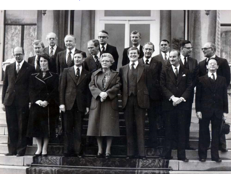 Koningin Juliana met de ministers van het kabinet-Van Agt-Wiegel. Links in de middelste rij Frans Andriessen. Foto: RVD