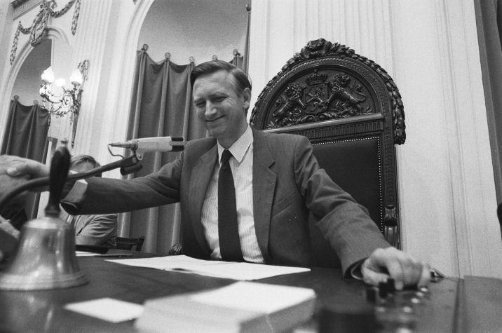 Dick Dolman in 1982, vlak nadat hij opnieuw gekozen is als Tweede Kamervoorzitter. Foto: Nationaal Archief.
