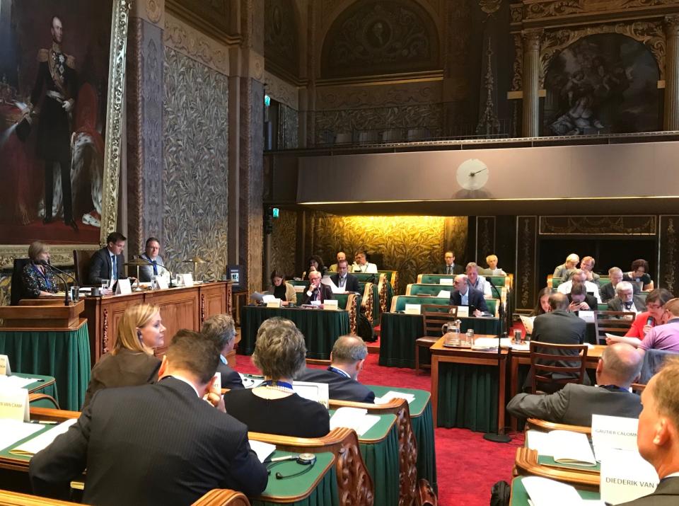 Senator André Postema opent de vergadering van het Beneluxparlement in de plenaire zaal van de Eerste Kamer