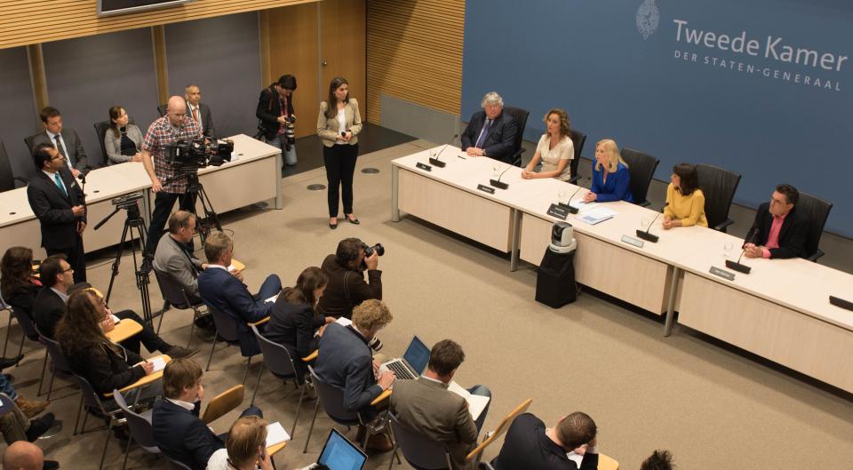 De leden van de parlementaire enquêtecommissie Fyra tijdens de persbriefing op 13 mei 2015