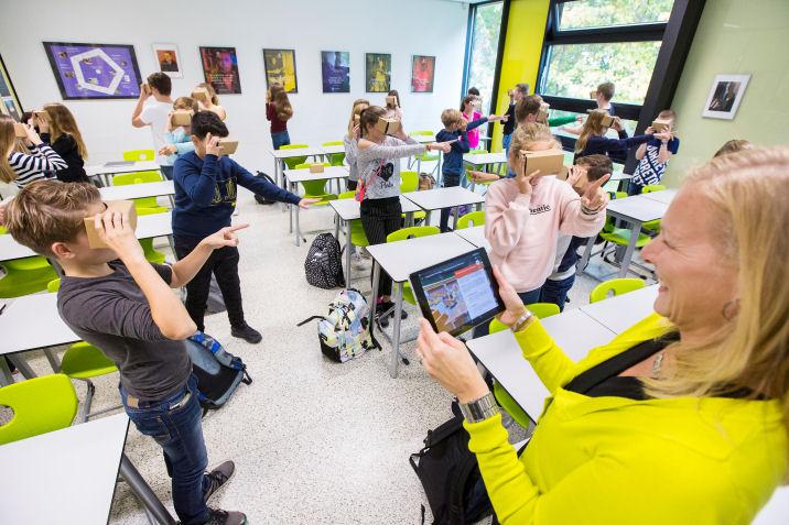 Een leraar kan met een tablet de leerlingen door de ruimten gidsen. Foto: ANP