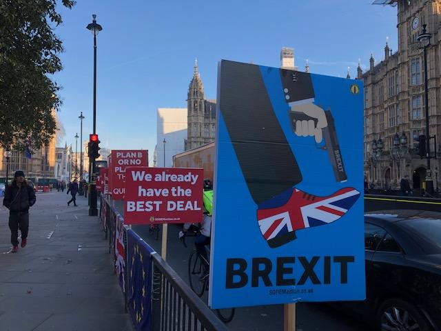 Posters  over de brexit langs een straat in Londen
