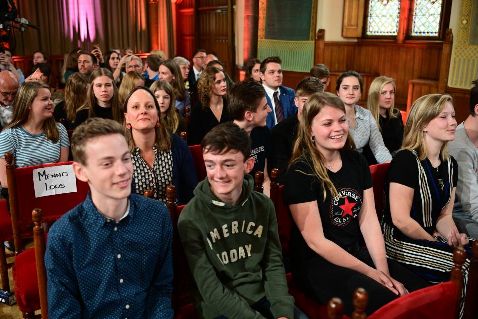 Jongeren zijn aanwezig in de Ridderzaal bij de viering van 100 jaar kiesrecht