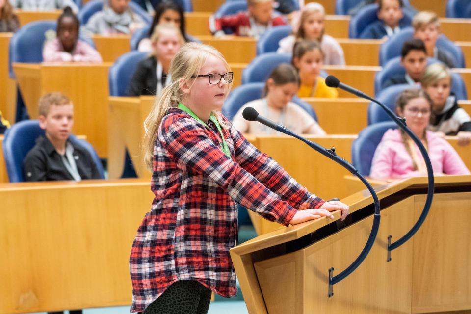 Een kind aan de interruptiemicrofoon tijdens een eerder Kindervragenuur.