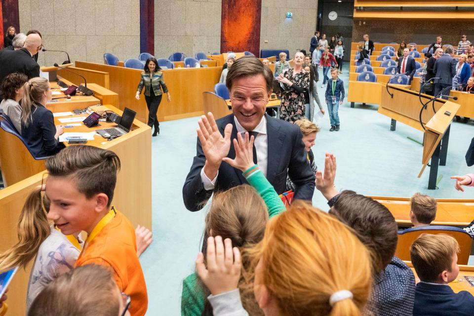 Kinderen high fiven met de minister-president