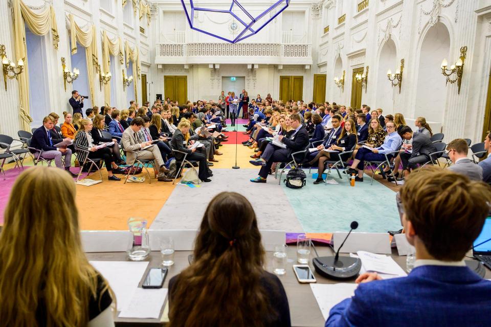 Jongeren in debat tijdens het Model European Parliament in de Oude Zaal